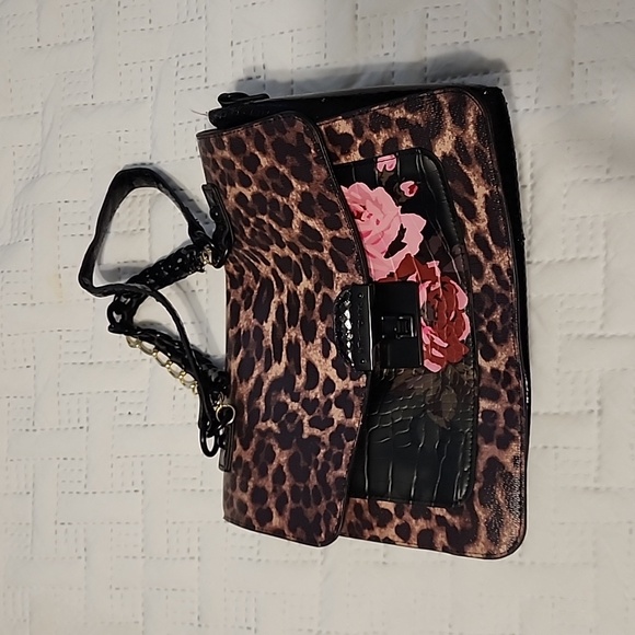 Small Cheetah with flowers - Picture 1 of 1